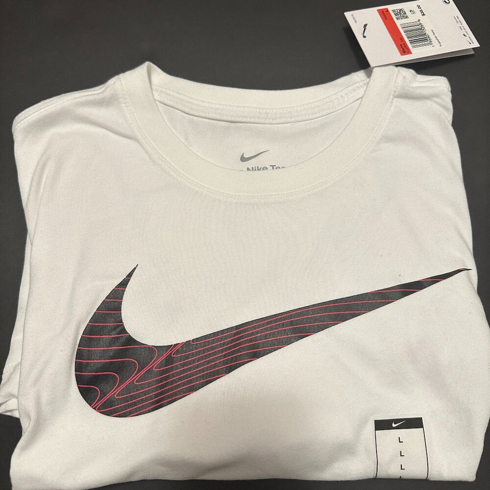 Men Nike T- shirt New With Tags